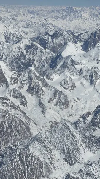 Kışın dağların havadan görünüşü