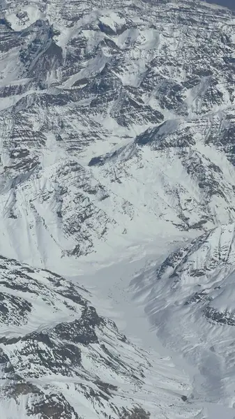 Sabahları dağların havadan görünüşü