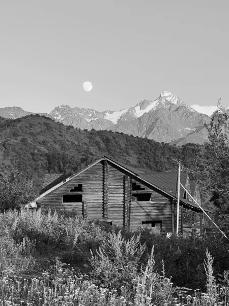 Alplerdeki dağlarda ahşap bir ev.