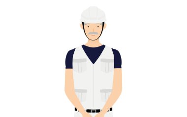 Marangoz kıdemli adam poz verir, ellerini önünde birleştirir.