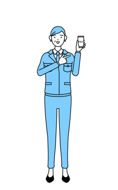 Yönetim, yöneticiler, fabrika müdürü, iş yerindeki son sınıf bir kadın akıllı telefondan parasız internet taksitleri öneriyor..