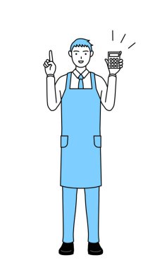 Önlüklü bir adam elinde bir hesap makinesi tutuyor..