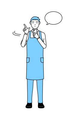 Akıllı telefon kullanan önlüklü bir adam..