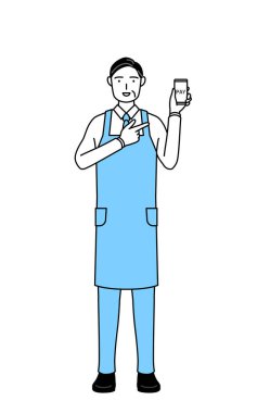 Önlüklü kıdemli bir adam akıllı telefondan parasız online ödeme öneriyor..