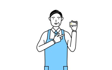 Önlüklü üst düzey bir adam kredi kartı ödemesi öneriyor..