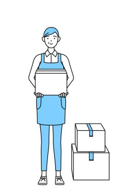 Önlüklü yaşlı bir kadın karton kutu taşımaya çalışıyor.