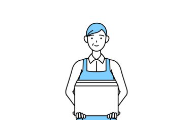 Önlüklü yaşlı bir kadın karton kutu taşımaya çalışıyor.