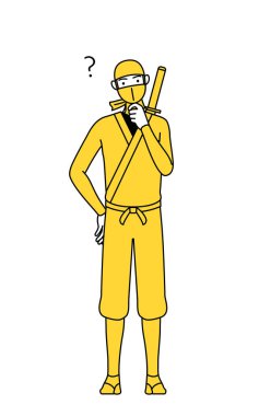 Soruları olan ninja gibi giyinmiş bir adam..