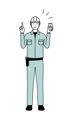 Miğferli ve iş kıyafetli bir adam telefonu için güvenlik önlemi alıyor.