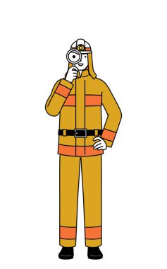 İtfaiyeci üniformalı bir itfaiyeci elinde büyüteçle elini kalçasına koyuyor.