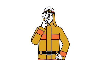 İtfaiyeci üniformalı bir itfaiyeci elinde büyüteçle elini kalçasına koyuyor.