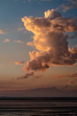 Wolkenformation zur geololuk Stunde