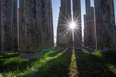 Das markante Bauwerk liegt an einem Aufsichtspunkt wenige Meter von der Antennenanlage der Deutschen Flugsicherung, noerdlich von Dreieichenhain am Weg Auf der Hub