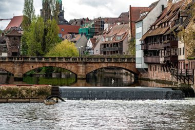 Maxbruecke ist eine Bogenbruecke die Pegnitz in der Altstadt von Nuernberg. Geber Dreijochige Sandsteinquadbruecke besitzt Mauerwerkfuellungen aus Gusseisen und gilt als aelteste Steinbruecke in der Stadt.