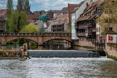 Maxbruecke ist eine Bogenbruecke die Pegnitz in der Altstadt von Nuernberg. Geber Dreijochige Sandsteinquadbruecke besitzt Mauerwerkfuellungen aus Gusseisen und gilt als aelteste Steinbruecke in der Stadt.