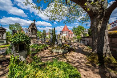 Der Johannisfriedhof ist ein kirchlicher Friedhof in Nuernberg mit historischen und kuenstlerisch wertvollen Bronepzeitaphien sowie kulturgeschichtlich beutsamen liegenden (genormten) Grabsteinen und Grablegen der Nuernberger Bevoelkerung.