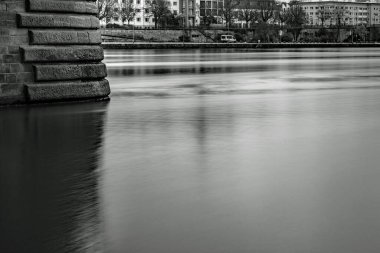 Die Ignatz-Bubis-Brcke (bis 2000 Obermainbruecke) ist eine Strassenbruecke, Frankfurt am Main. Sie verbindet bei Main-Kilometer 36,0 die Obermainanlage im Stadtteil Innenstadt mit der Dreieichstrasse in Sachsenhausen. 