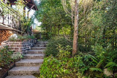 Rustikale Gartengestaltung mit Treppe