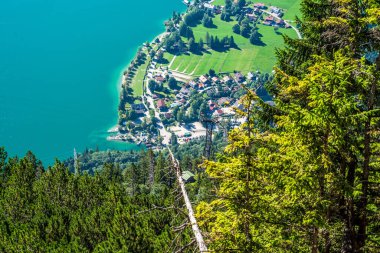Der Walchensee ist einer der tiefsten (maximale Tiefe: 190 m) und zugleich einer der groessten (16,40 km) Alpenseen Deutschlands. 75km boyunca von Muenchen in den Bayerischen Voralpen, auf 800 m Meereshoehe 