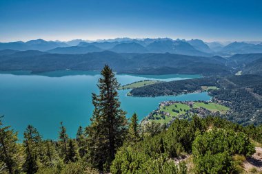 Der Walchensee ist einer der tiefsten (maximale Tiefe: 190 m) und zugleich einer der groessten (16,40 km) Alpenseen Deutschlands. 75km boyunca von Muenchen in den Bayerischen Voralpen, auf 800 m Meereshoehe. 