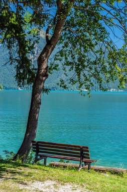 Der Walchensee ist einer der tiefsten (maximale Tiefe: 190 m) und zugleich einer der groessten (16,40 km) Alpenseen Deutschlands. 75km boyunca von Muenchen in den Bayerischen Voralpen, auf 800 m Meereshoehe. 