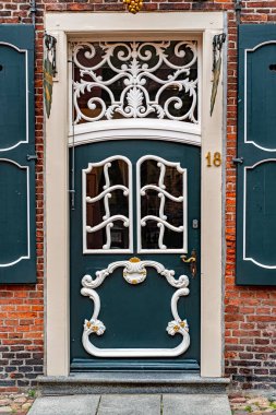 Kreisstadt des mittelhessischen Landkreises Marburg-Biedenkopf und liegt und liegt an der Lahn. Zur geleneği Abgrenzung von Marburg an der Drau wurde die Stadt bis 1974 ofiziell Marburg an der Lahn bzw. Marburg, Lahn Caddesi. 