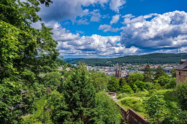 Kreisstadt des mittelhessischen Landkreises Marburg-Biedenkopf und liegt und liegt an der Lahn. Zur geleneği Abgrenzung von Marburg an der Drau wurde die Stadt bis 1974 ofiziell Marburg an der Lahn 