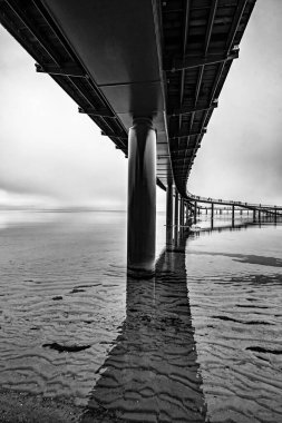 Die Maritim Seebruecke reicht rund zweihundertfnfzig Meter in die Ostsee und bietet dabei einen Rundweg von 427 Meter Laenge ueber dem Meer. In der Draufsicht kann ihre Form mit der einer ausgeworfenen Schlinge beschrieben werden.  ueberspannt 