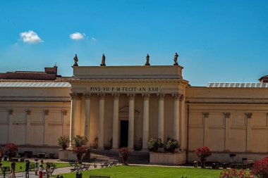 Die Vatikanischen Museen beherbergen vor allem die paepstlichen Kunstsammlungen und befinden sich auf dem Territorium der Vatikanstadt. Geber Sammlung ist eine der wichtigsten und gaerten der Welt. 