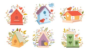 Üzerinde kuşlar olan renkli kuş evlerinden oluşan bir set. Evlerin renkleri ve boyutları farklı ve hepsi çiçek ve yapraklarla süslenmiş. Vektör stok illüstrasyonu.