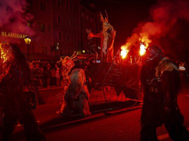 Krampuslar, Avusturya 'nın Salzburg caddelerinde yürüyorlar. Geceleri alevler içinde.