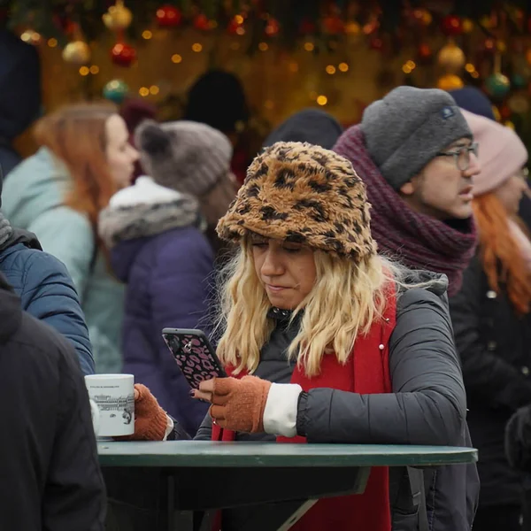 Een Vrouw Staat Een Café Met Een Smartphone Haar Hand — Stockfoto