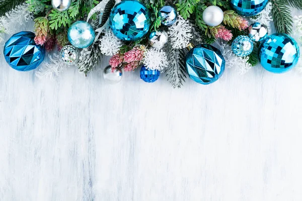 淡淡的木制背景上 淡淡的冷杉枝干和蓝色圣诞装饰的模糊图像 圣诞背景 有书写文字的地方 — 图库照片
