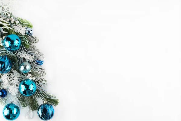 在白色的背景上 有文字的空间 一棵装饰着蓝色色调的圣诞树 圣诞节背景 — 图库照片