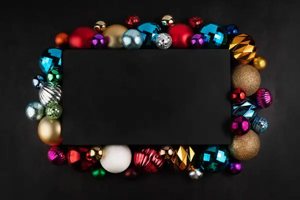 明亮的 五彩缤纷的圣诞球 背景是黑色的 上面有写文字的空间 圣诞节背景 — 图库照片