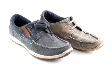 Beyaz arka planda, yeni ve eski ayakkabılar.