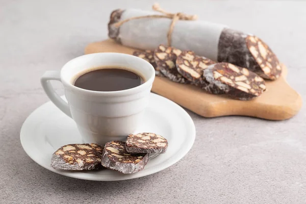 บนโต เทาเป นภาพเบลอของถ วยกาแฟและซาลาม อคโกแลตในพ นหล แนวค ดของการด มกาแฟ — ภาพถ่ายสต็อก