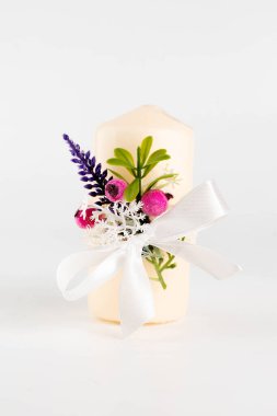 Işık arkaplanındaki dekore edilmiş mum.