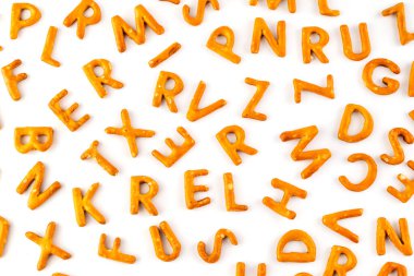 Beyaz arka plan kurabiyelerinin üzerinde harf şeklinde.