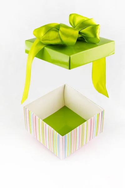 开朗明亮的礼品盒 白色背景上有蝴蝶结 — 图库照片