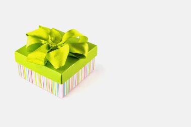 Beyaz arka planda fiyonklu çok renkli hediye kutusu.