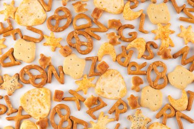 Beyaz arka planda çeşitli şekillerde kurabiyeler. Karbonhidrat gıda konsepti.