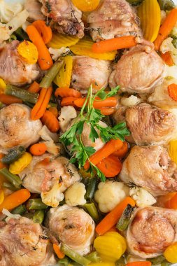 Sebzeli fırında tavuk parçaları. Sağlıklı gıda konsepti..