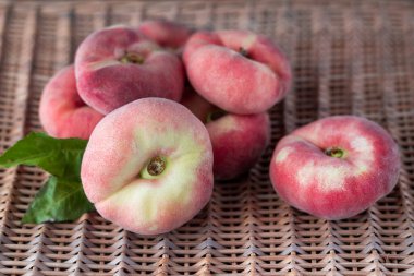 Şeftaliler hasır üzerinde doğal bir arka plan..