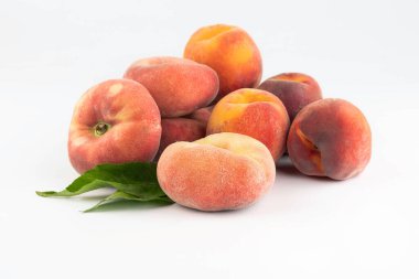 Beyaz arkaplanda çeşitli şekillerde şeftaliler.