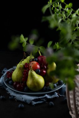 Armutlardan, kirazlardan ve eriklerden oluşan karanlık bir armutun bulanık görüntüsü..