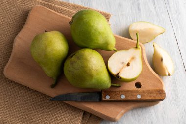 Kırmızı üzümlerin ve kirazların bulanık görüntüsü beyaz bir sürahi içinde ışıklı bir masada..