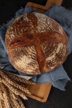 Peçetede taze çavdar ekmeği ve arka planda bir sürü çivi..