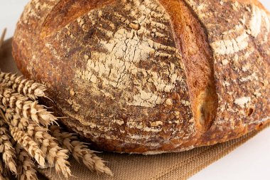 Parşömen üzerinde çavdar ekmeği ve bir sürü çivi. Sağlıklı tarım pişirme konsepti..