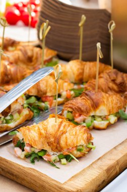 Arugula ve somonlu kruvasanın bulanık görüntüsü. Yemek konsepti.